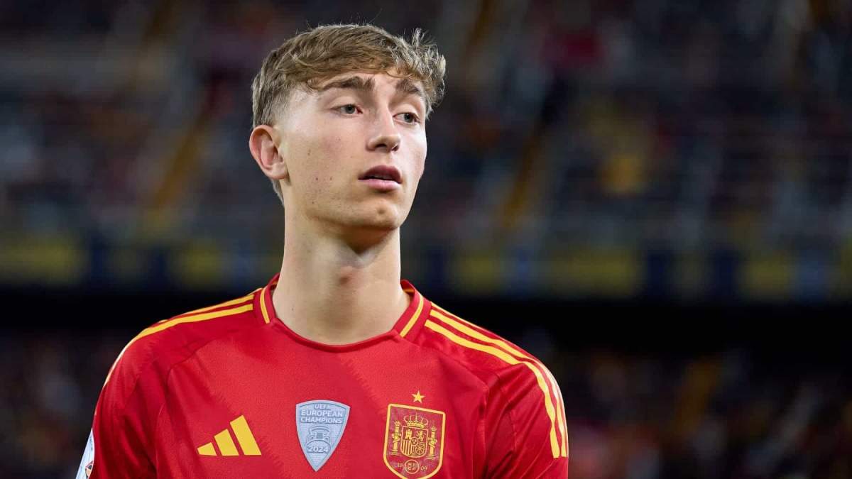 Dean Huijsen con la Selección de España Dean Huijsen con la Selección de España