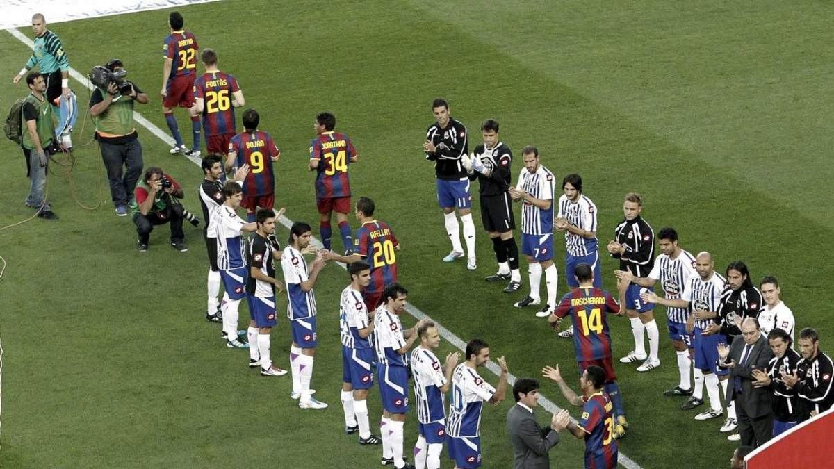El Deportivo de la Coruña haciendo el pasillo al Barça hace varias temporadas El Deportivo de la Coruña haciendo el pasillo al Barça hace varias temporadas