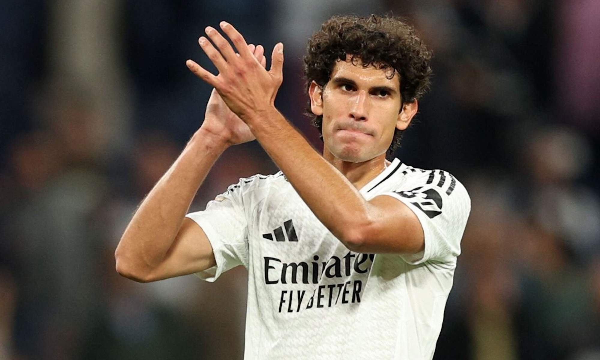 Jesús Vallejo aplaudiendo