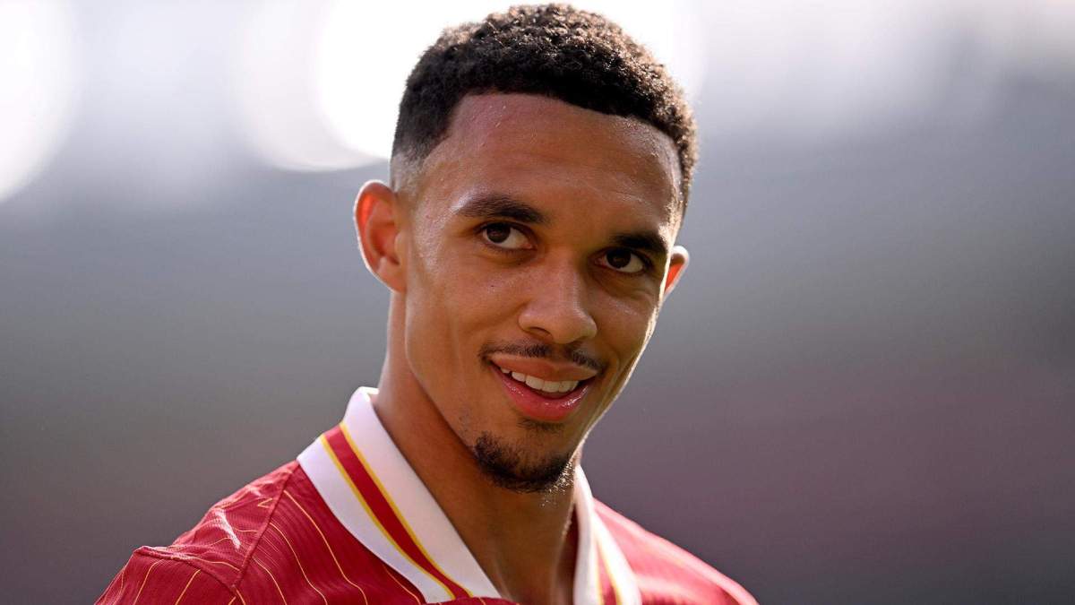 Alexander Arnold sonriendo con el Liverpool Alexander Arnold sonriendo con el Liverpool