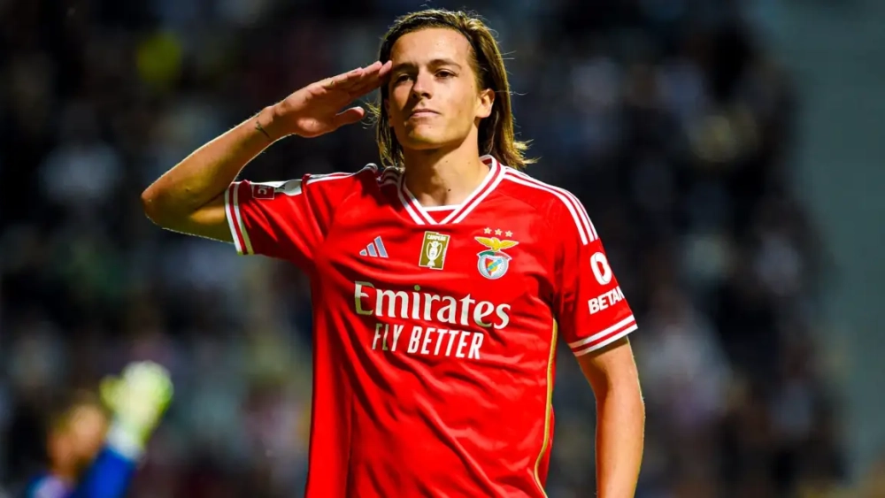 Álvaro Carreras celebrando un gol