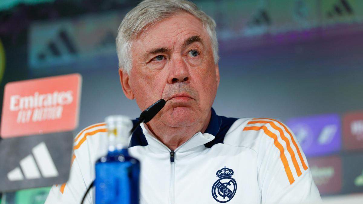 Ancelotti serio en rueda de prensa