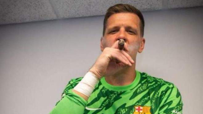 Szczesny se fuma un puro para celebrar la liga