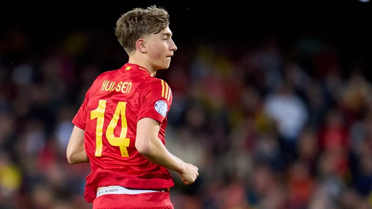 Dean Huijsen jugando con la selección española