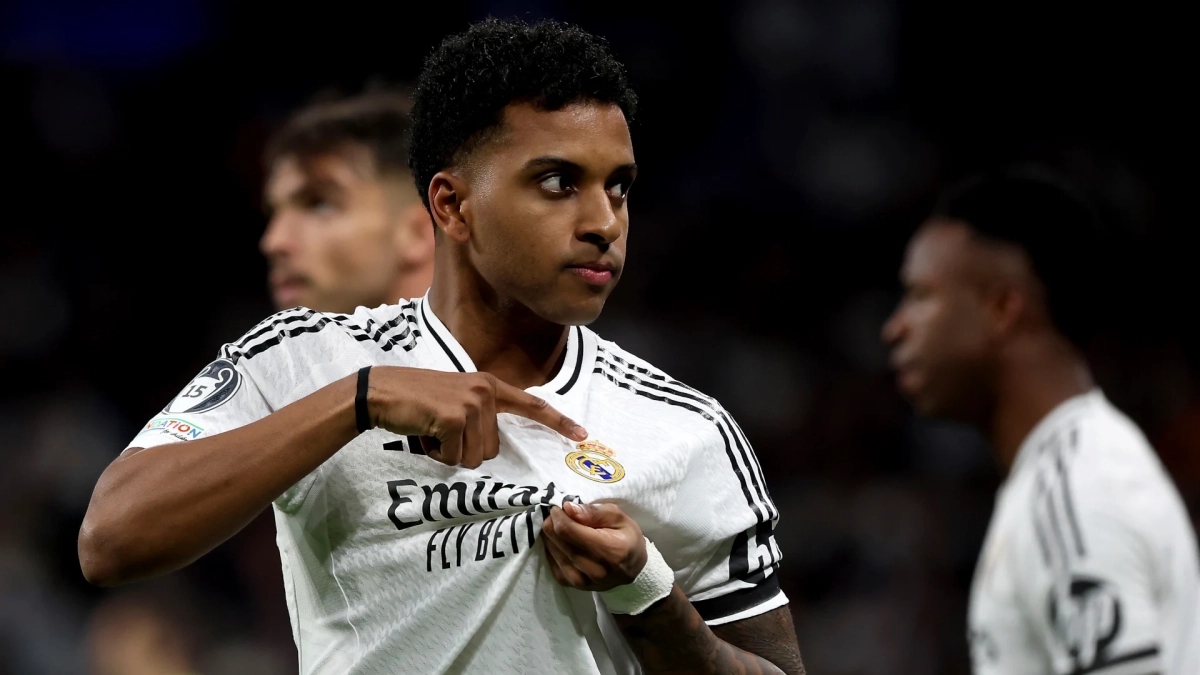 Rodrygo Goes señalando el escudo del Real Madrid