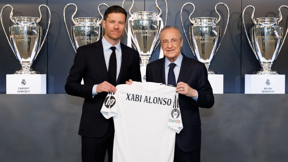 Xabi y florentino posando con su camiseta Xabi y florentino posando con su camiseta
