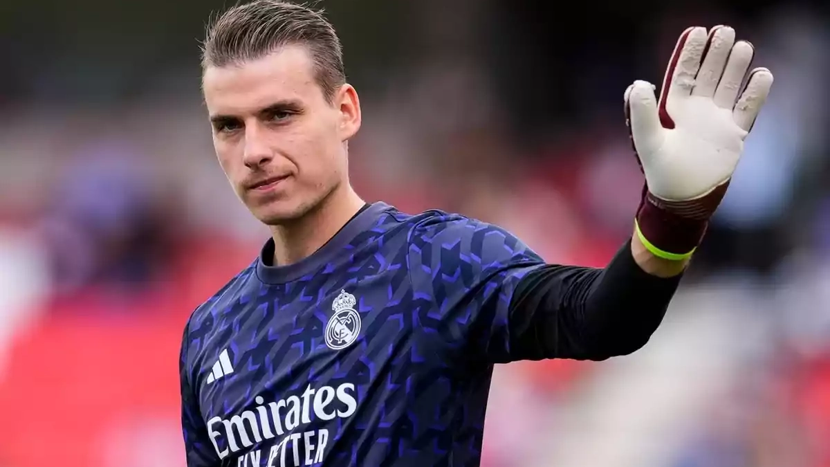 Lunin saludando con el Real Madrid Lunin saludando con el Real Madrid
