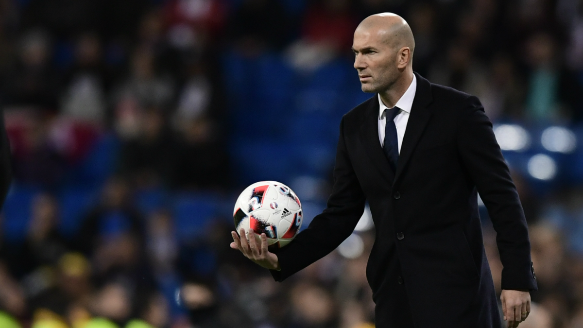 Zidane como enternador del Real Madrid en un partido con un balón en la mano Zidane como enternador del Real Madrid en un partido con un balón en la mano