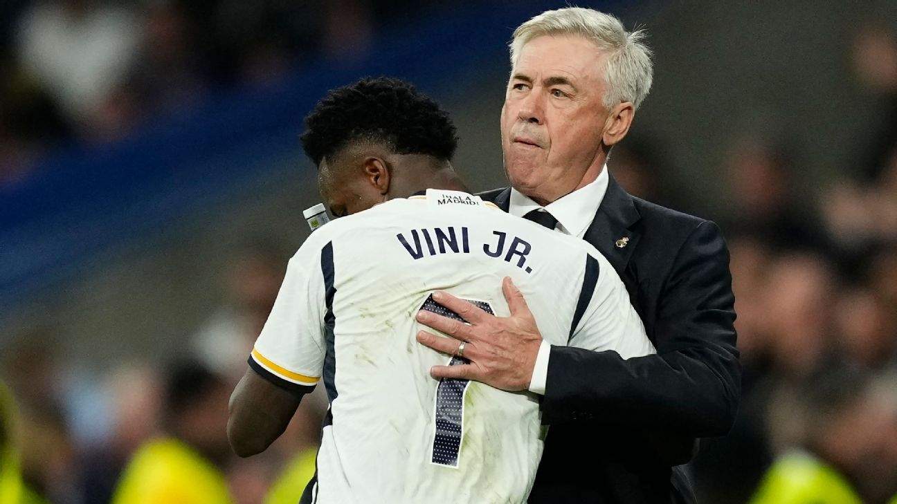 Vinicius y Ancelotti abrazándose