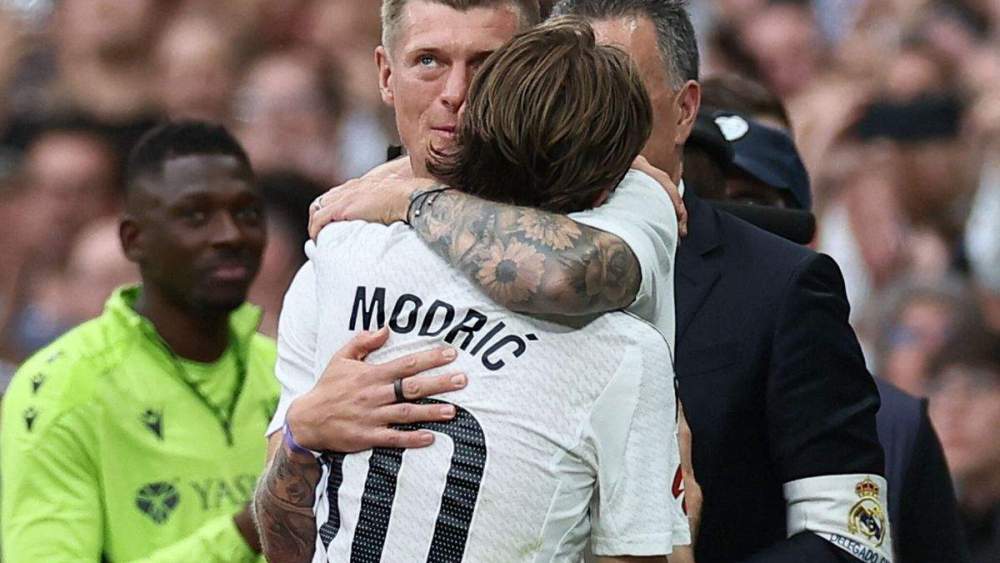 Toni Kroos abrazando a Luka Modric en la despedida del croata Toni Kroos abrazando a Luka Modric en la despedida del croata