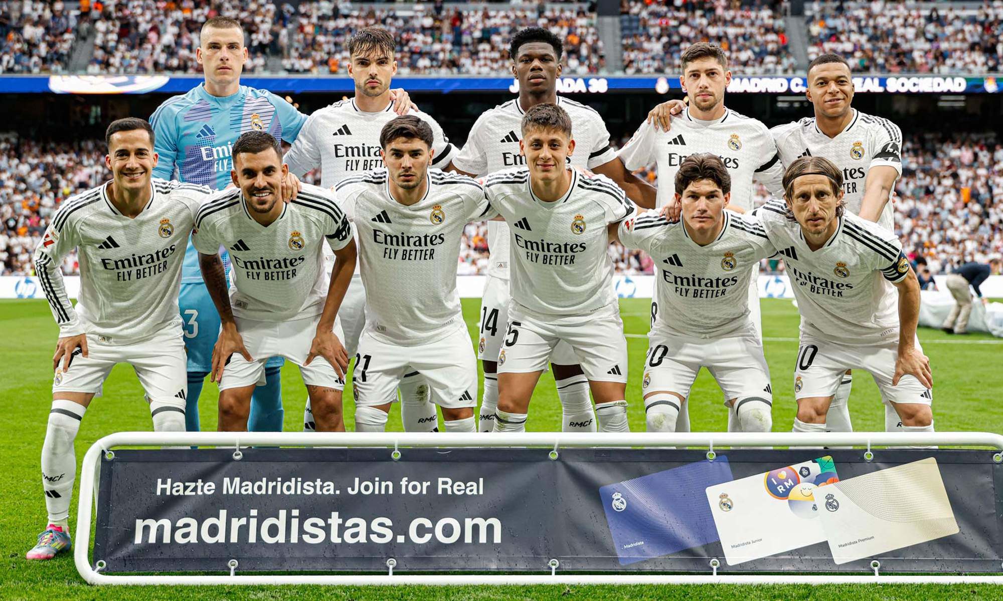 Jugadores del Real Madrid posando en el Santiago Bernabéu. 