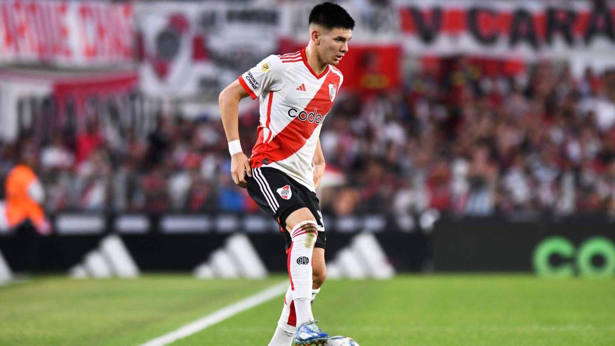 Franco Mastantuono durante un partido con River Plate Franco Mastantuono durante un partido con River Plate