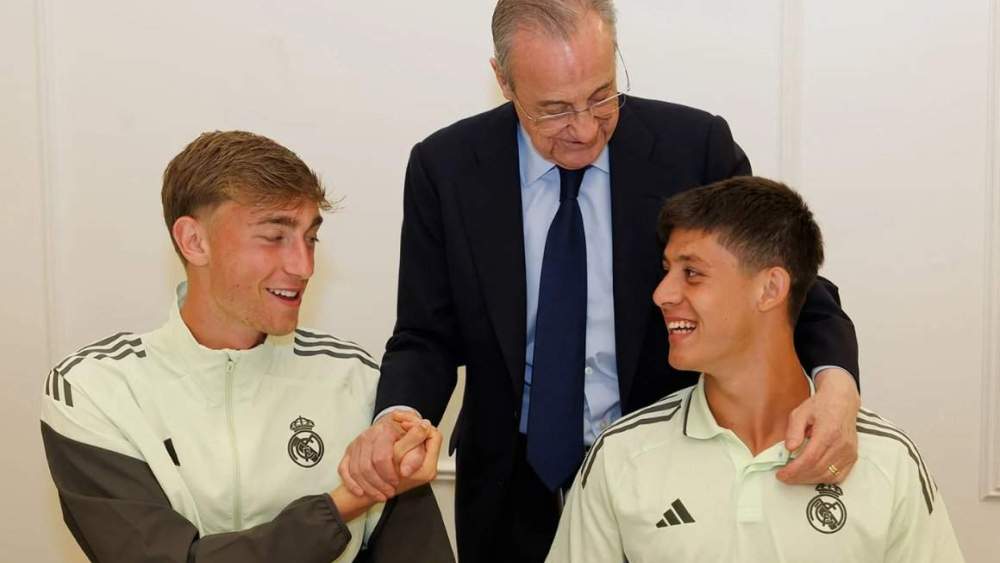Arda Güler y Huijsen junto a Florentino Pérez Arda Güler y Huijsen junto a Florentino Pérez