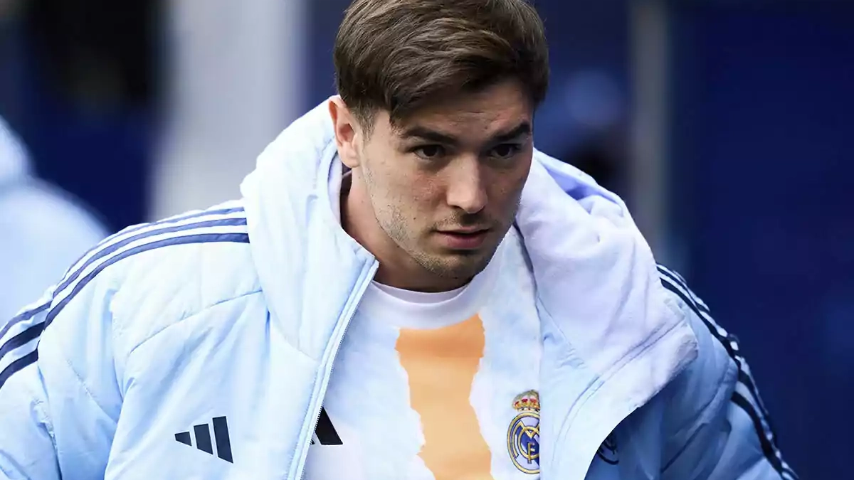 Brahim Díaz con la chaqueta del Real Madrid en un partido Brahim Díaz con la chaqueta del Real Madrid en un partido