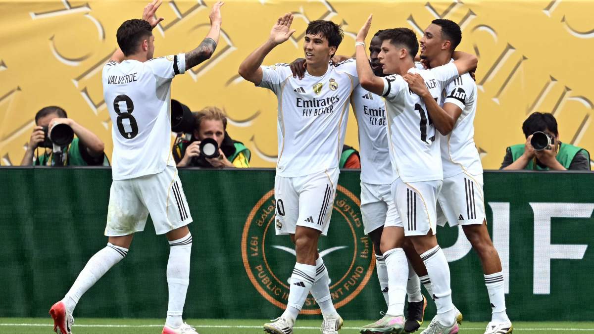 Los jugadores del Real Madrid celebrando un gol ayer