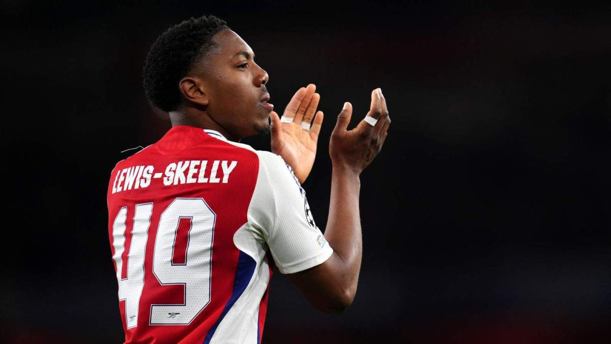 Myles Lewis Skelly con el Arsenal