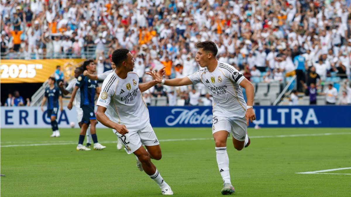 Arda Güler celebrando su gol junto a Arnold (1)