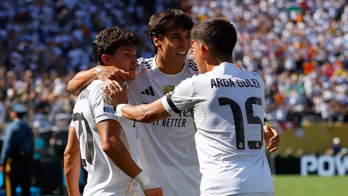 Gonzalo García agradece a Arda Güler su asistencia en el primer gol del Real Madrid. Gonzalo García agradece a Arda Güler su asistencia en el primer gol del Real Madrid.