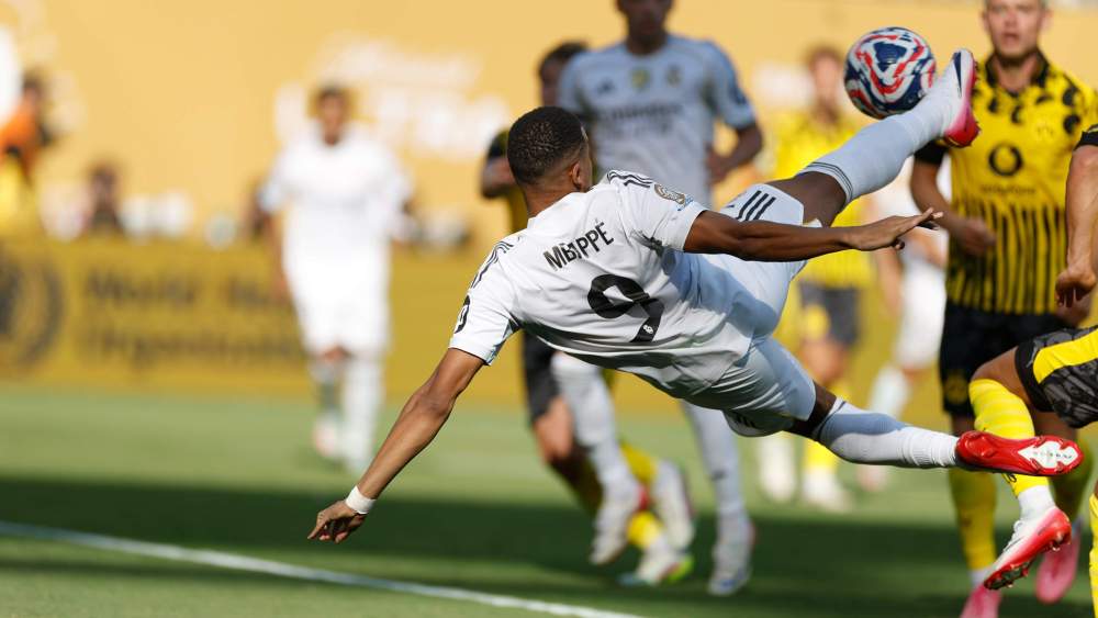 Kylian Mbappé haciendo una tijera contra el Borussia Dortmund.