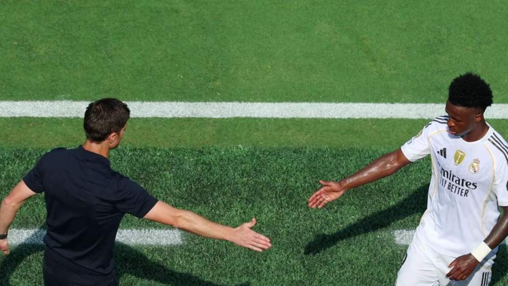 Xabi Alonso y Vinicius Jr. Xabi Alonso y Vinicius Jr.