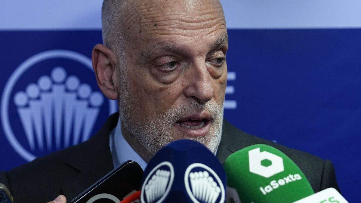 Javier Tebas dando declaraciones a los medios de comunicación.