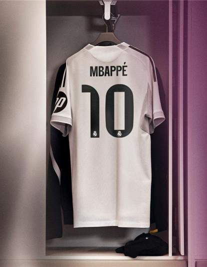 Camiseta con el 10 de Mbappé en el Real Madrid Camiseta con el 10 de Mbappé en el Real Madrid