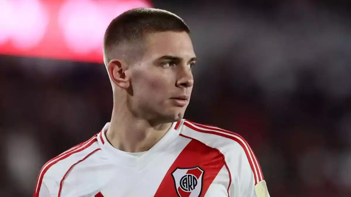 Franco Mastantuono con River Plate la temporada pasada en un partido Franco Mastantuono con River Plate la temporada pasada en un partido