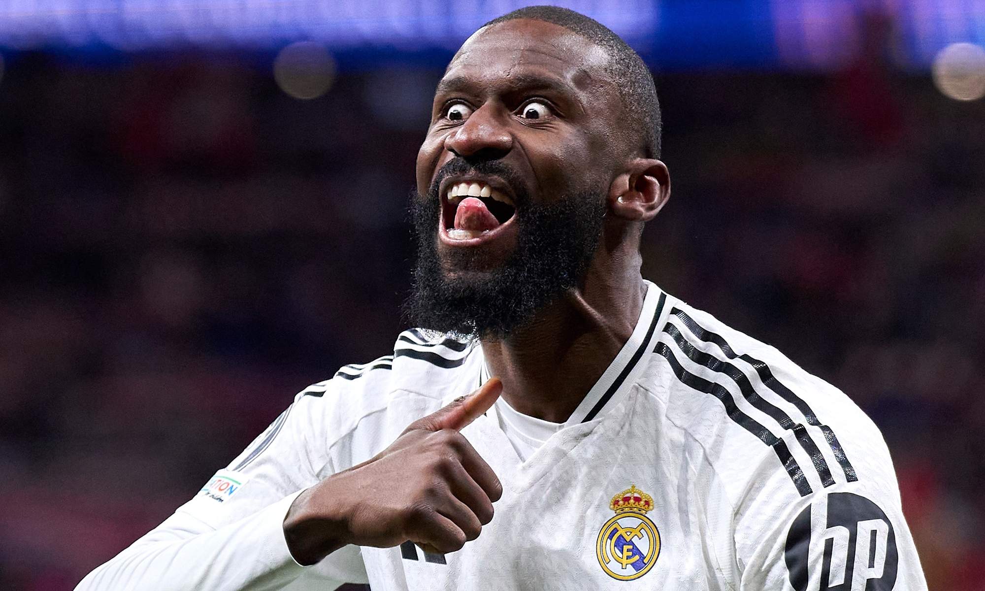 Rüdiger con el Real Madrid haciendo un gesto raro
