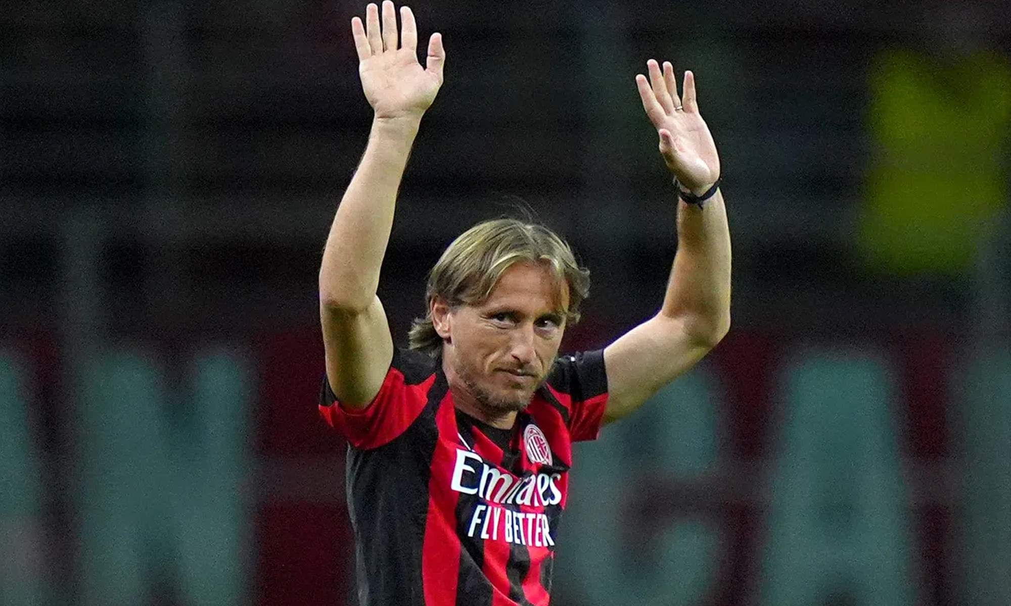 Pone los pelos de punta: así recibió San Siro a Luka Modric en su primer partido