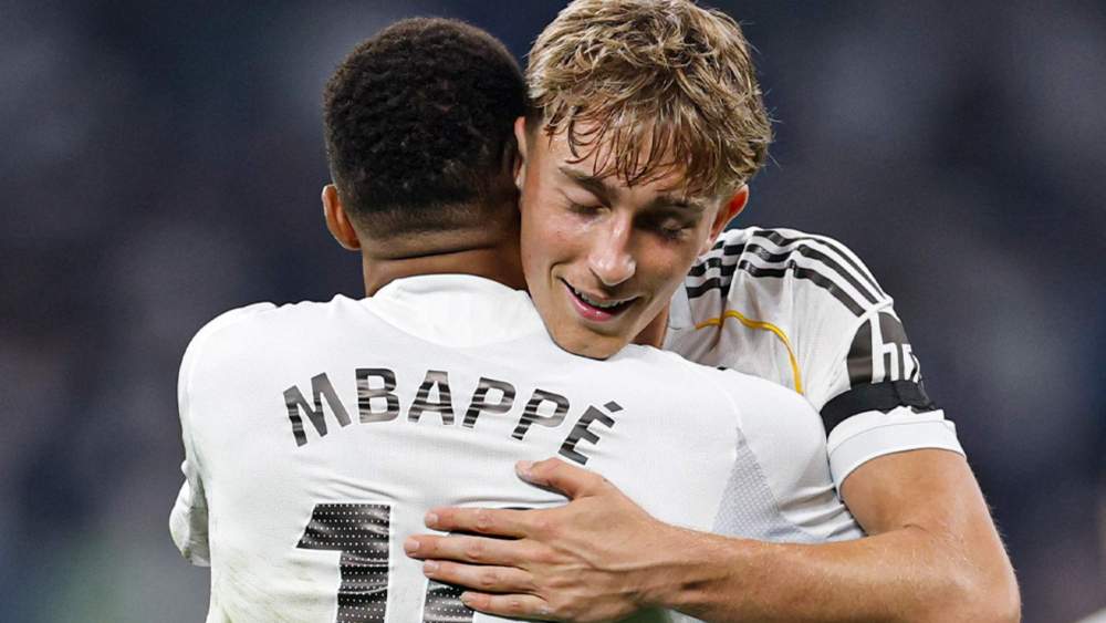 Dean Huijsen felicitando a Mbappé por su gol Dean Huijsen felicitando a Mbappé por su gol