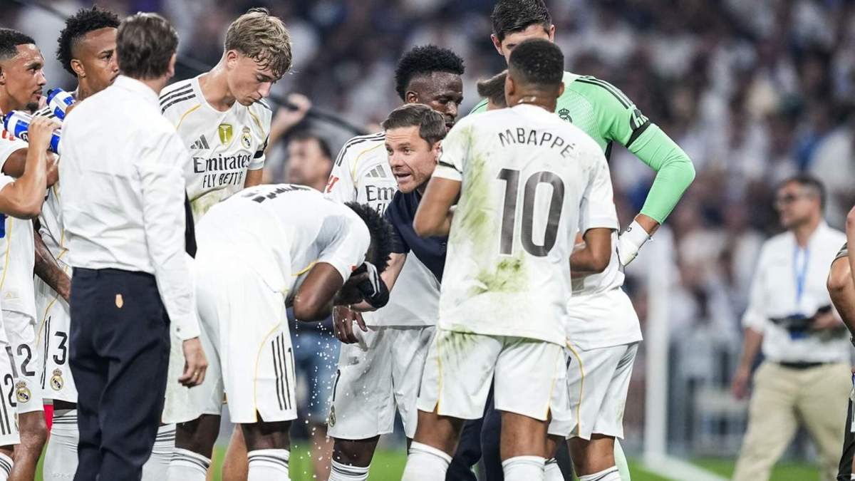 Xabi Alonso dando indicaciones a la plantilla del Real Madrid. Xabi Alonso dando indicaciones a la plantilla del Real Madrid.