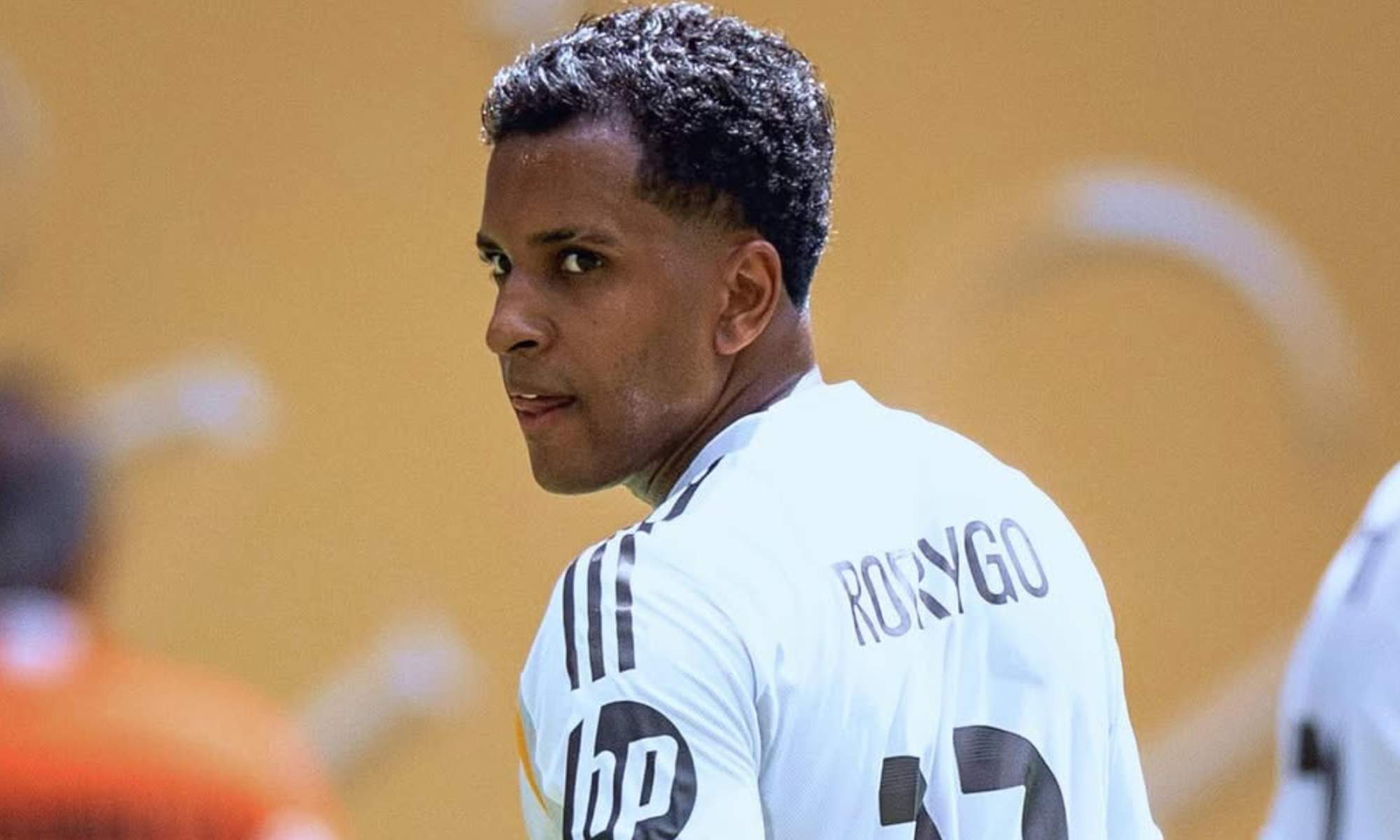 Rodrygo Goes jugando un partido con el Real Madrid.