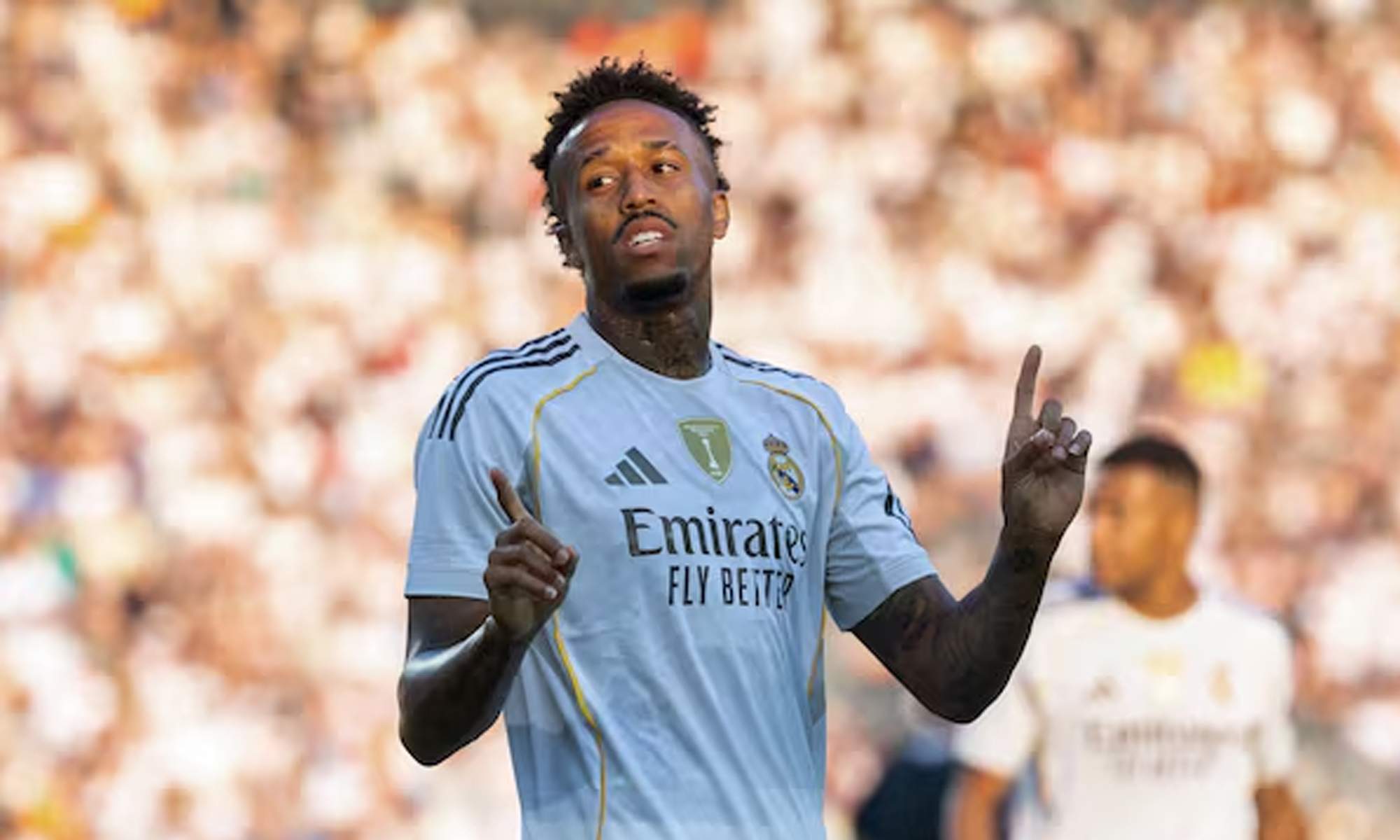 Eder Militao jugando un partido con el Real Madrid.
