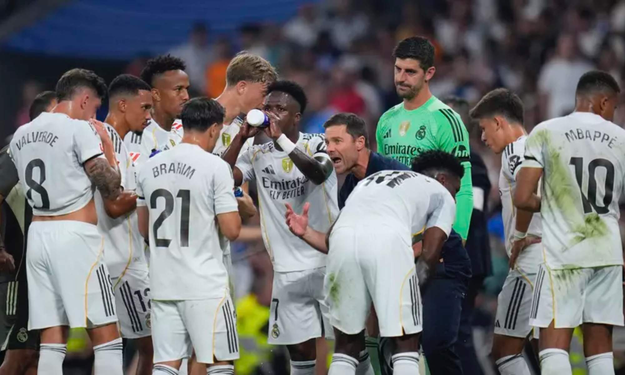 Xabi Alonso, dando órdenes a sus jugadores durante una de las pausas de hidratación en el encuentro de este martes ante Osasuna.