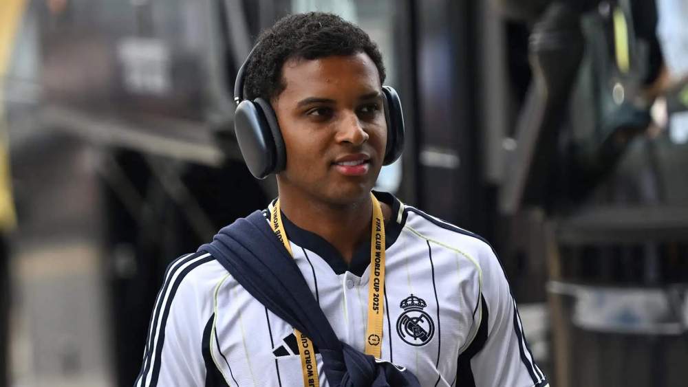 Rodrygo contento con los cascos Rodrygo contento con los cascos