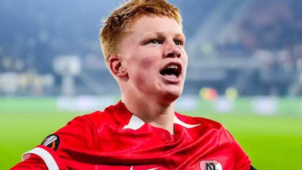 Kees Smit celebrando un gol con su equipo. Kees Smit celebrando un gol con su equipo.