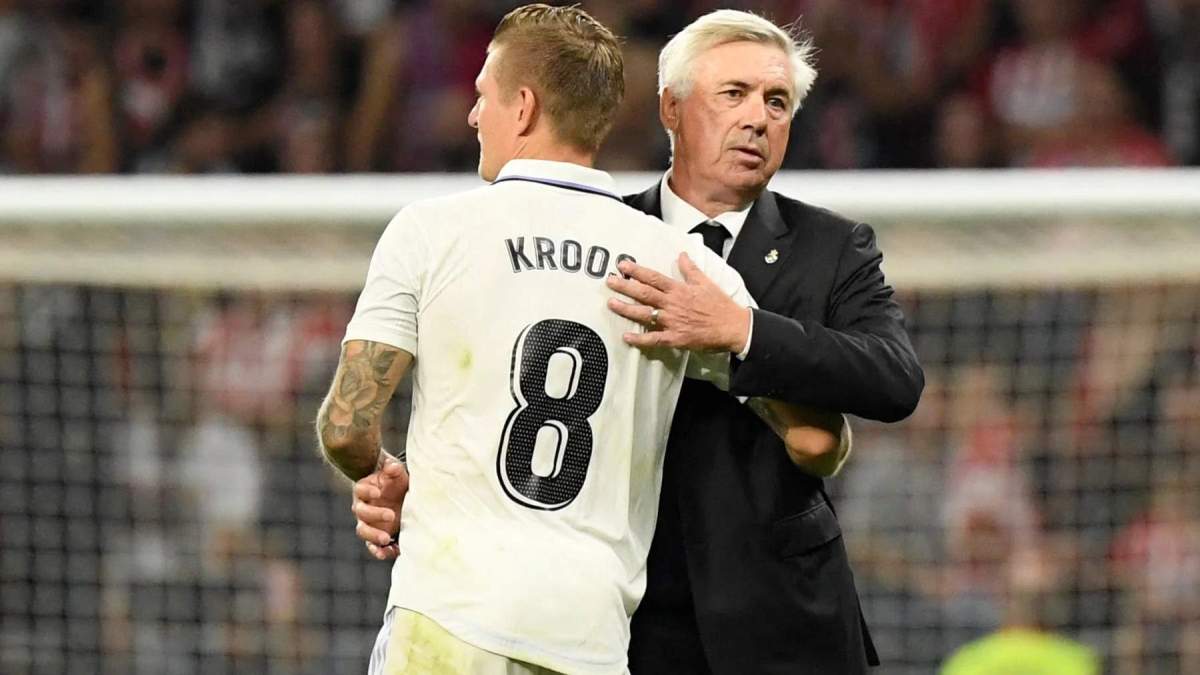 Toni Kroos con Carlo Ancelotti abrazados durante su etapa juntos en el Real Madrid Toni Kroos con Carlo Ancelotti abrazados durante su etapa juntos en el Real Madrid
