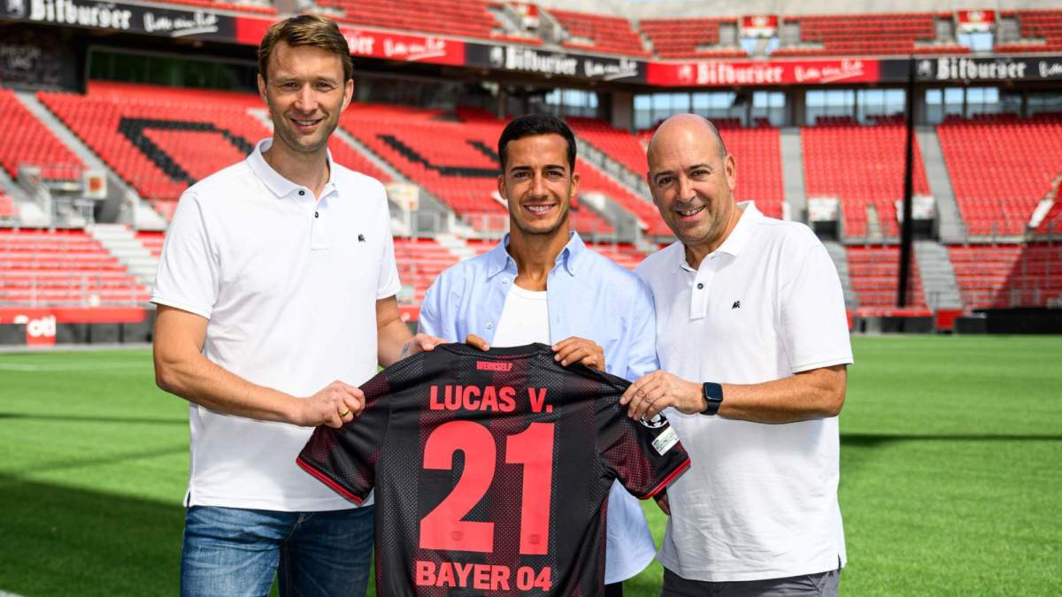Lucas en su presentación con el Bayer