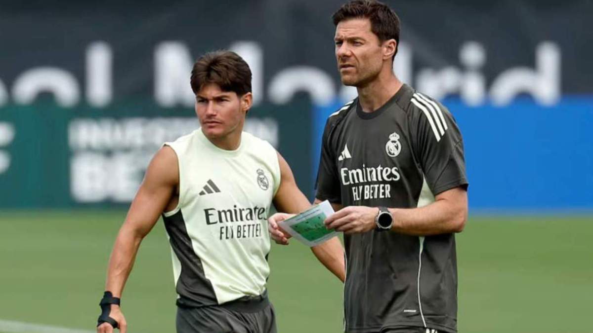 Fran García con Xabi Alonso en un entranamiento con el Real Madrid
