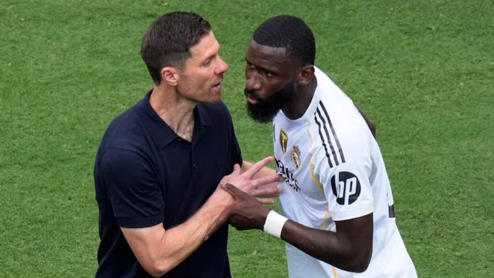 Xabi Alonso dando órdenes a Antonio Rüdiger