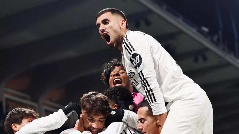 Ceballos celebrando un gol junto al resto de sus compañeros Ceballos celebrando un gol junto al resto de sus compañeros