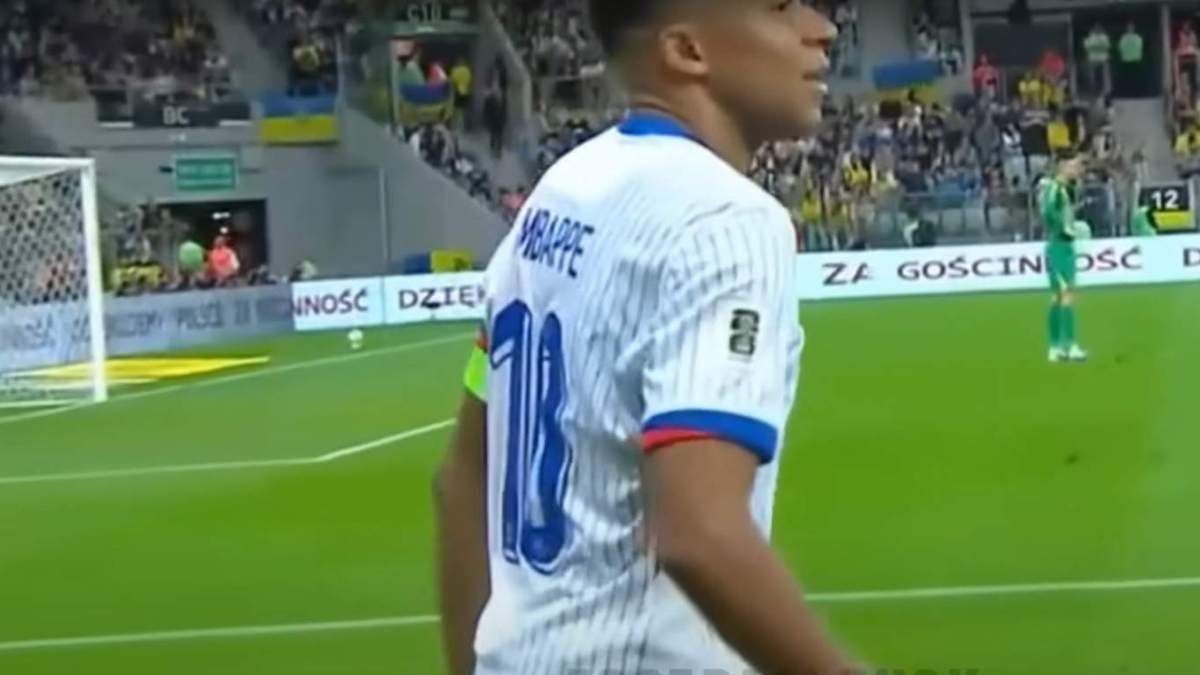 Mbappé después de marcar su gol ayer con Francia