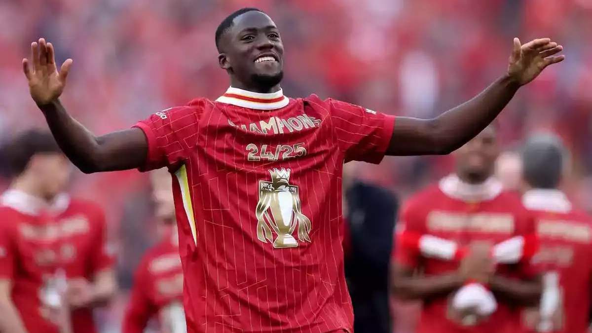 Konaté celebrando la Premier con el Liverpool