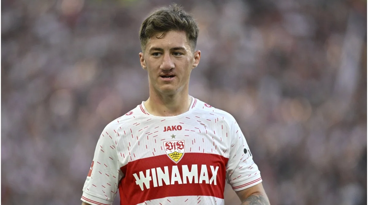 Angelo Stiller durante un partido con el Stuttgart