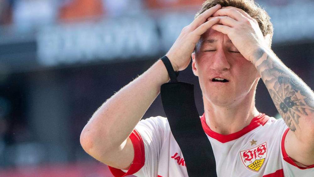 Angelo Stiller lamentándose de una acción