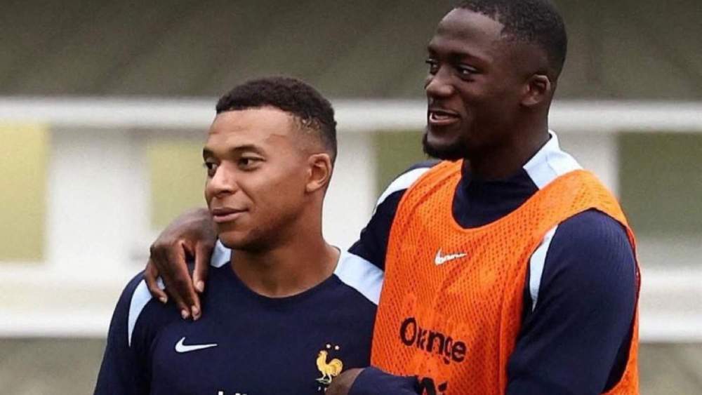 Mbappé y Konaté en un entrenamiento con la selección francesa