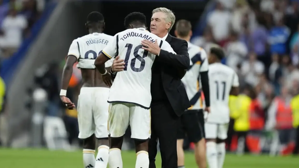 Carlo Ancelotti abrazando a Tchouaméni