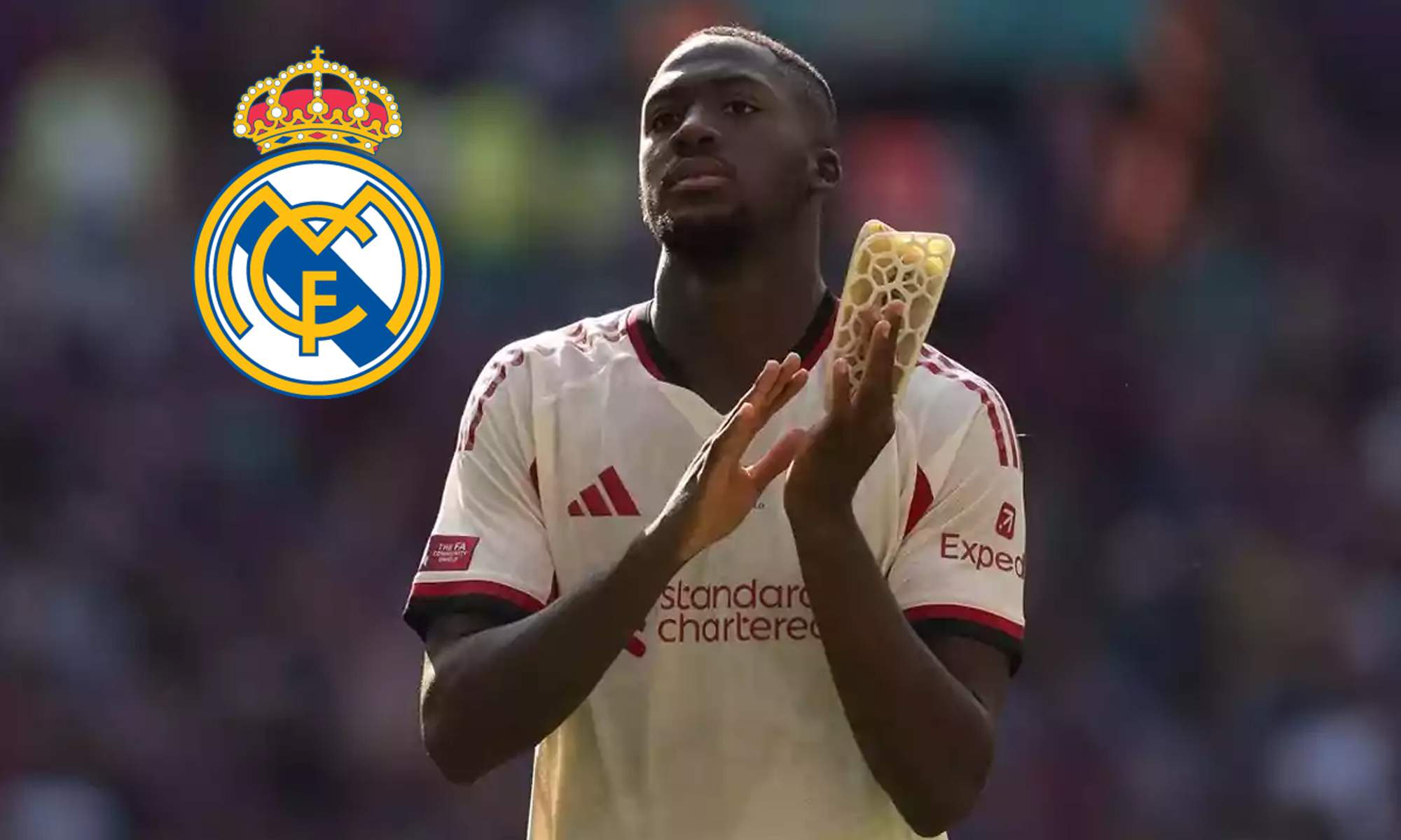 Ibrahima Konaté y el escudo del Real Madrid.
