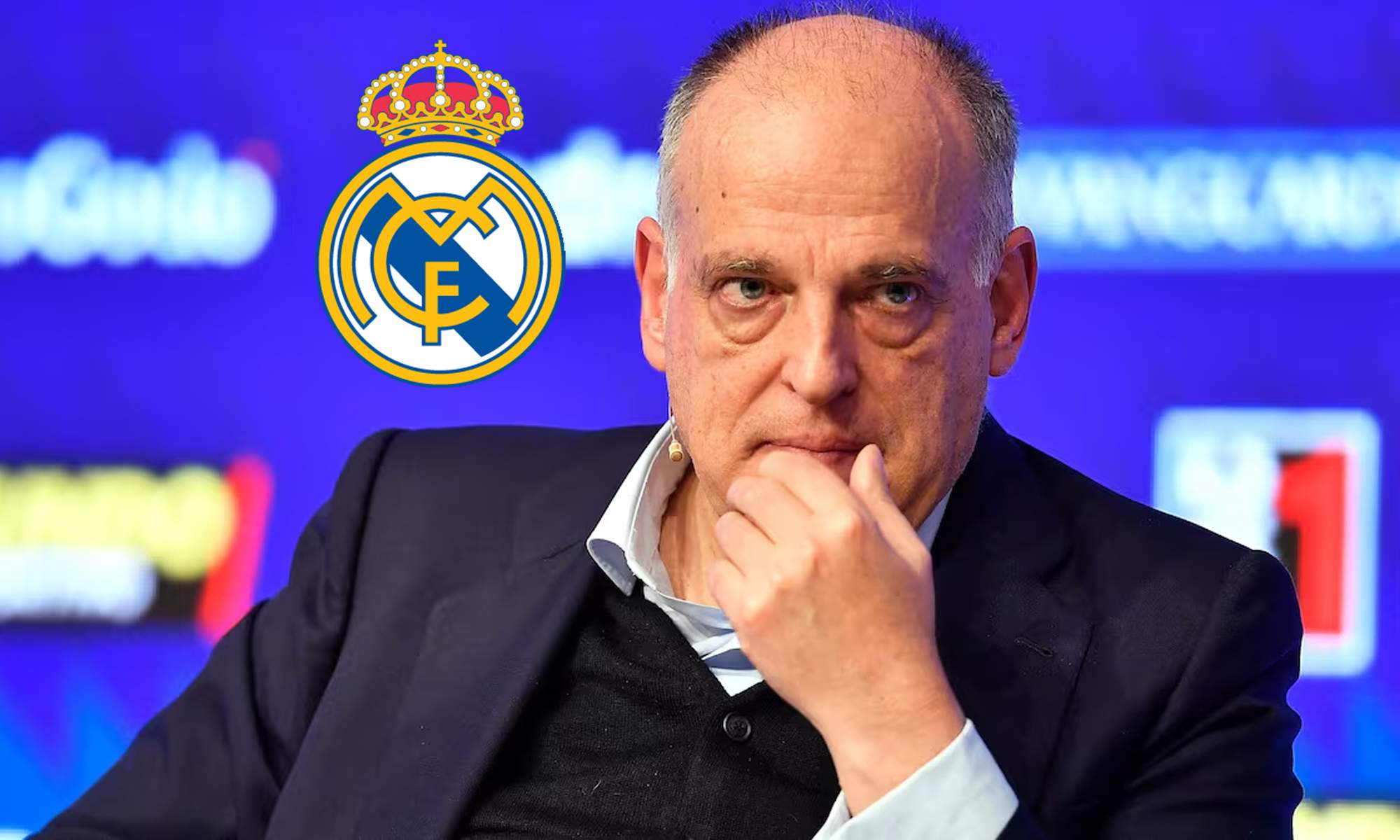 Javier Tebas en un acto y el escudo del Real Madrid.