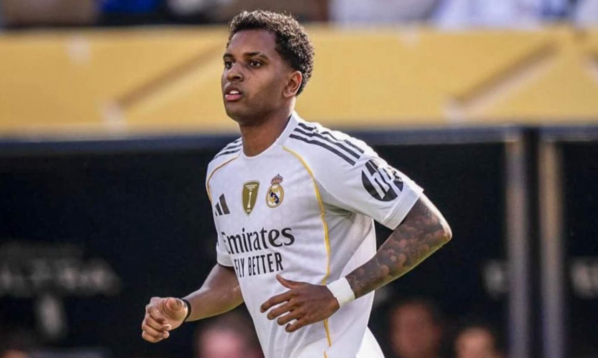Rodrygo Goes jugando un partido con el Real Madrid. 